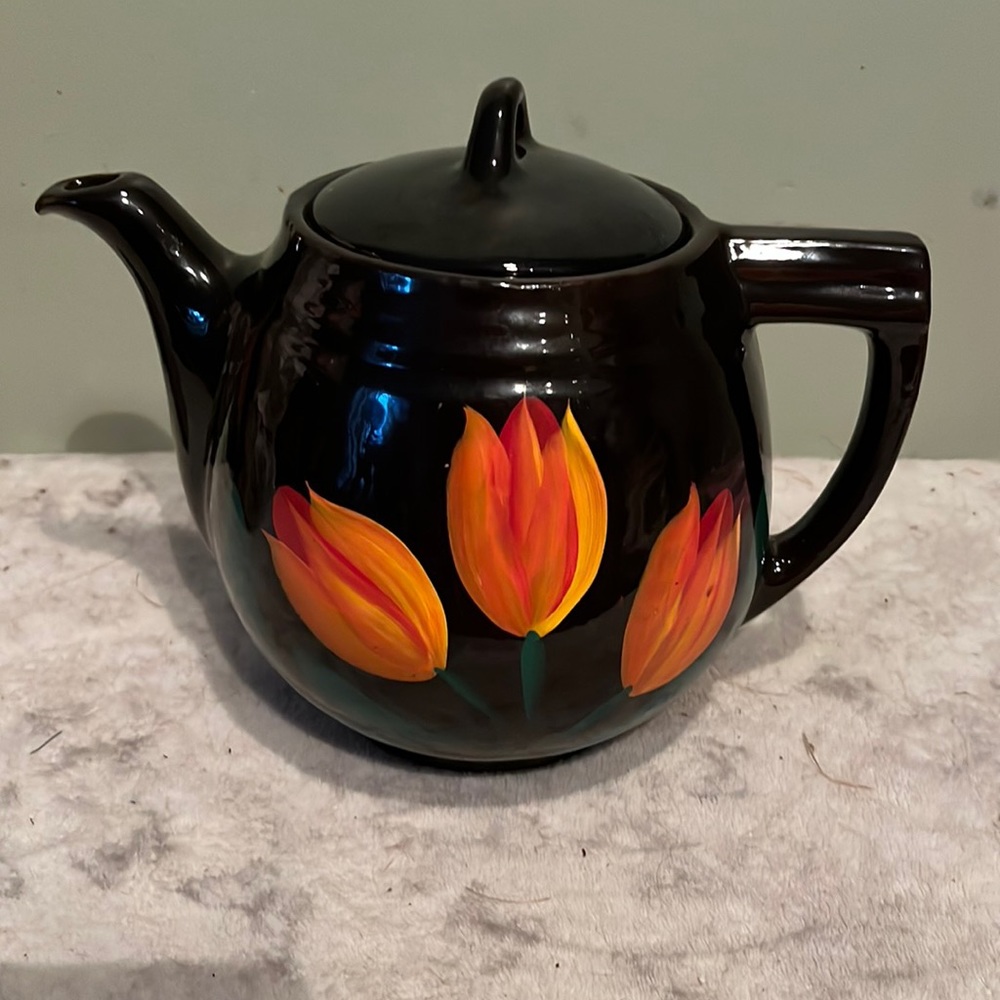 😄Vintage Canadian art pottery tea pot